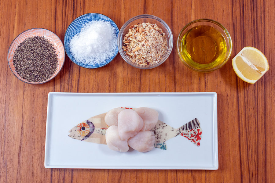 Ingredients for almond panko crusted sea scallops including Lighthouse Seafoods sea scallops, almond panko, olive oil, lemon, salt and pepper.